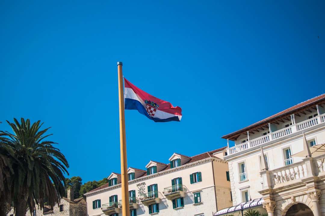 De betekenis van vlag halfstok: een teken van nationale rouw
